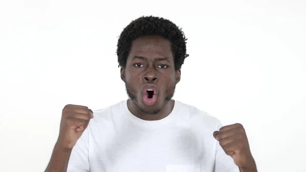 Boj příležitostný africký muž v hněvu izolované na bílém pozadí — Stock fotografie
