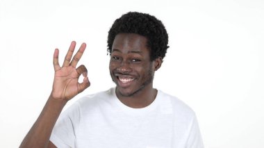 Beyaz Arkaplanda İzole Edilmiş Sıradan Afrikalı Adam 'dan Tamam İşareti