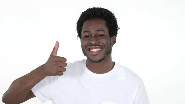 白人の背景に隔離されたカジュアルアフリカ人男性ジェスチャー親指アップ — ストック写真