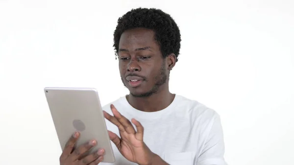 Homem Africano Casual Navegando Interno em Tablet, Fundo Branco — Fotografia de Stock