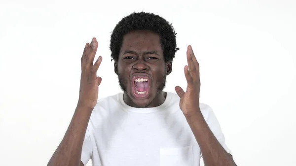 Gritando irritado casual homem africano, fundo branco — Fotografia de Stock
