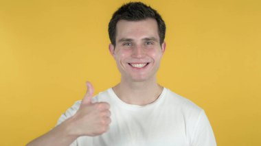 Sarı Arkaplanda Ayrı Tutulan Sıradan Adam İşaret Veriyor