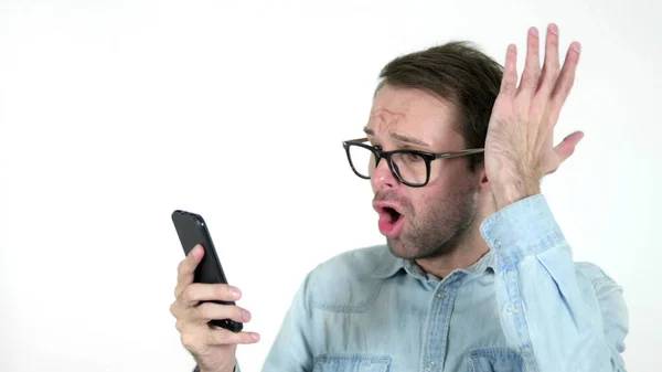 Lässiger Mann reagiert auf Verlust und benutzt Smartphone isoliert auf weißem Hintergrund — Stockfoto