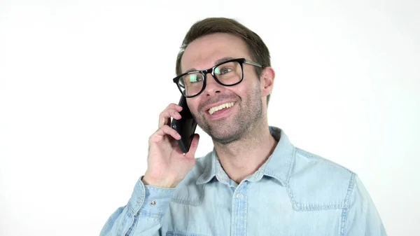 Hombre casual hablando en Smartphone aislado sobre fondo blanco —  Fotos de Stock