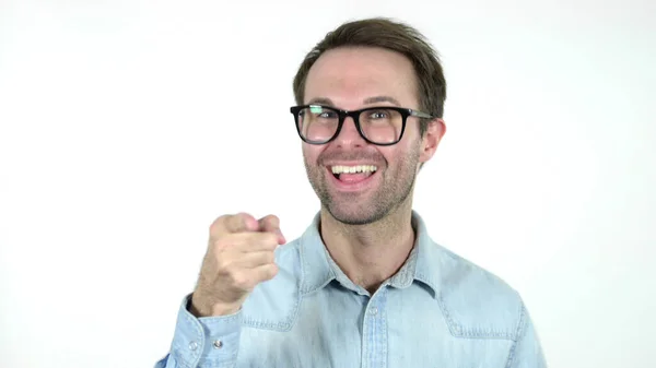 Casual Man nodigen klanten met beide handen geïsoleerd op witte achtergrond — Stockfoto