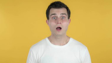 Şok Olan Sıradan Adam Sarı Arkaplanda Şaşırmış Hissediyor