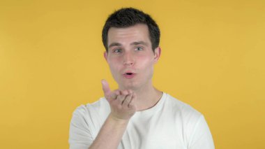 Uçan Öpücük: Sıradan Adam Sarı Arkaplanda İzole Edildi