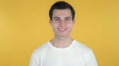 Gülümseyen Sıradan Adam Sarı Arkaplanda İzole Edildi