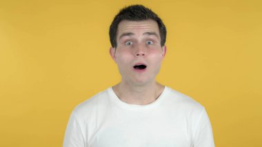 Hayal kırıklığına uğramış sıradan adam Sarı Arkaplan 'a hayranlıkla bakıyor