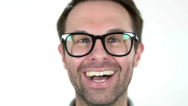 Obličej zblízka usmívající se ležérní muž v brýlích na bílém pozadí — Stock fotografie