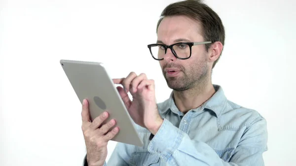 Homme occasionnel navigation Interne sur tablette, fond blanc — Photo