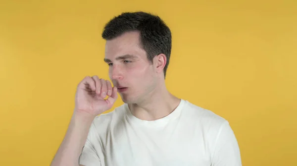 Doente Casual Homem tosse isolado no fundo amarelo — Fotografia de Stock