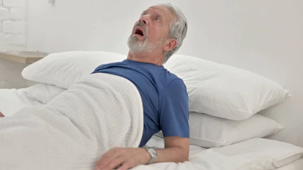 Albtraum: Älterer Mann wacht unter Schock auf — Stockfoto