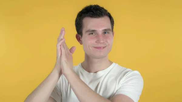 Batendo palmas homem casual, aplaudindo isolado no fundo amarelo — Fotografia de Stock