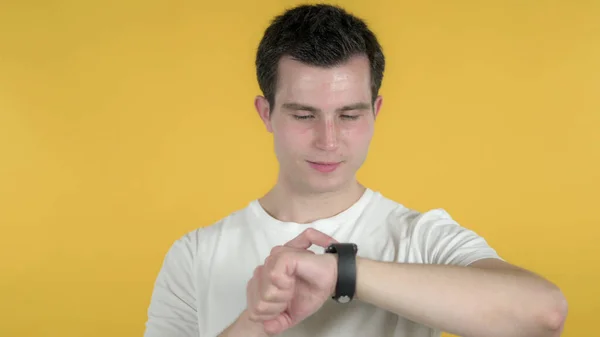 Casual Man Browsing Internet, Använda Smartwatch — Stockfoto