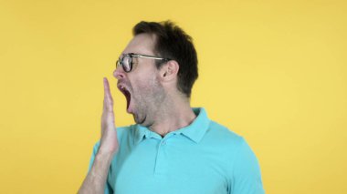 Esneme Yorgun Sıradan Adam Sarı Arkaplanda İzole Edildi