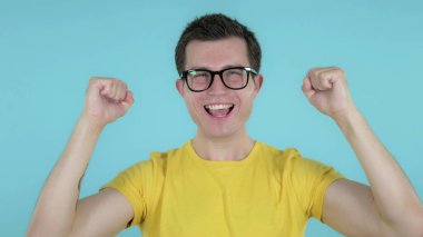 Basariyi Kutlayan Sıradan Adam Mavi Arkaplanda İzole Edildi