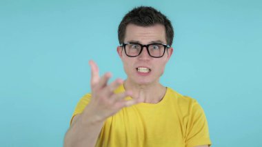 Öfkeli Gündelik Adam Mavi Arkaplanda İzole Edildi