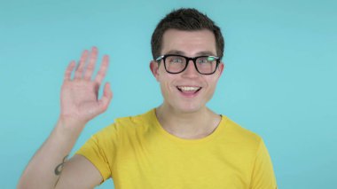 Günlük Adam tarafından çevrimiçi görüntülü sohbet Mavi Arkaplanda izole edildi
