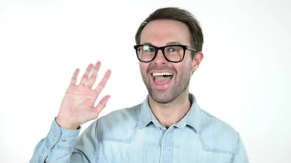 Casual uomo mano agitando per accogliere isolato su sfondo bianco — Foto Stock