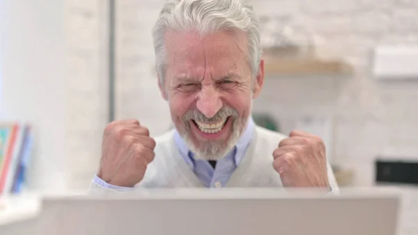 Primo piano del vecchio anziano che celebra il successo del progetto — Foto Stock