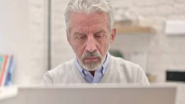 Gros plan du vieil homme âgé qui travaille sur un ordinateur portable — Photo
