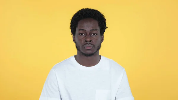 Casual africano hombre mirando cámara aislado en amarillo fondo —  Fotos de Stock