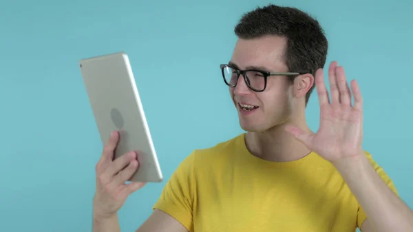 Video-Chat von Casual Man über Tablet auf blauem Hintergrund — Stockfoto