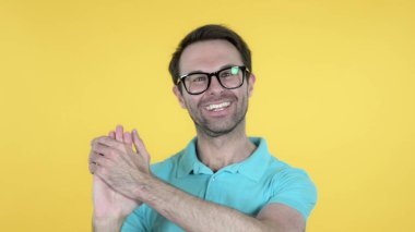 Sarı Arkaplanda Alkışlanan Sıradan Adam Alkışlanıyor