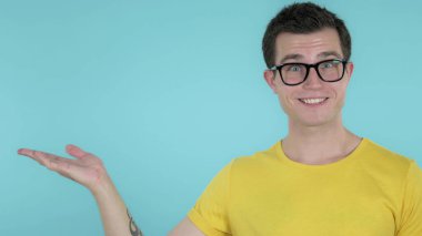 Gelişigüzel Adam Mavi Arkaplanda Ürün Gösteriyor