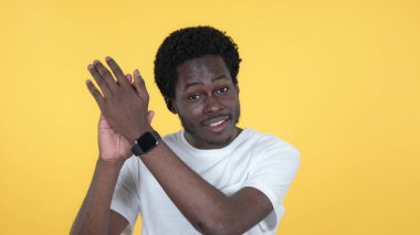 Sarı Arkaplan 'da Alkışlanan Sıradan Afrikalı Adam