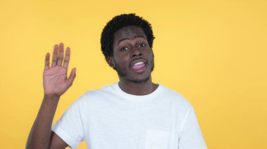 Sarı Arkaplanda İzole Edilmiş Sıradan Afrikalı Adam 'ın Video Sohbeti