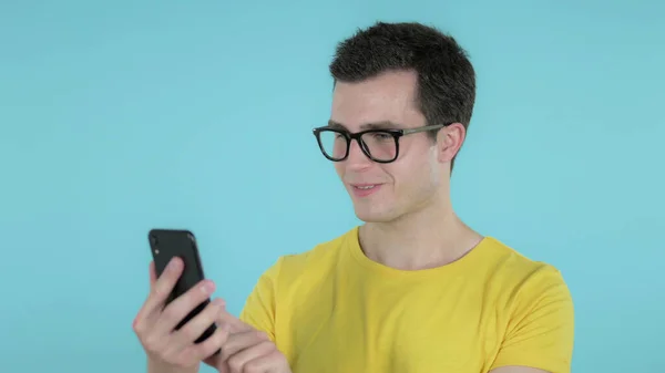 Casual Man Browsing Smartphone Isolated on Blue Background — Stock Photo, Image