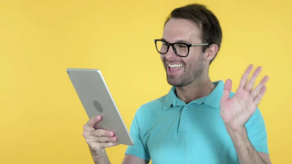 Video-Chat von Casual Man über Tablet auf gelbem Hintergrund isoliert — Stockfoto