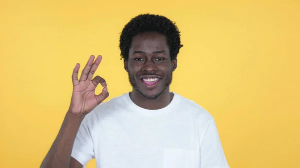 Okay Sign by Hombre africano casual aislado sobre fondo amarillo —  Fotos de Stock