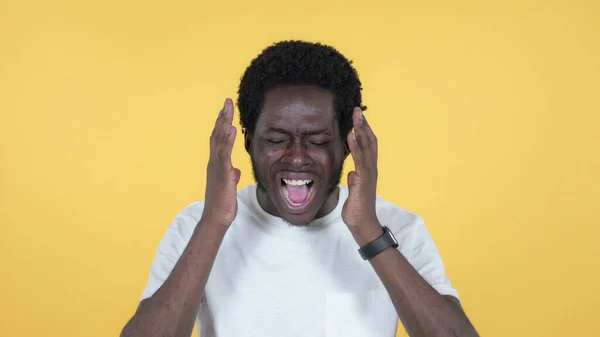Křičel rozhněvaný příležitostné africké muž izolované na žlutém podkladu — Stock fotografie