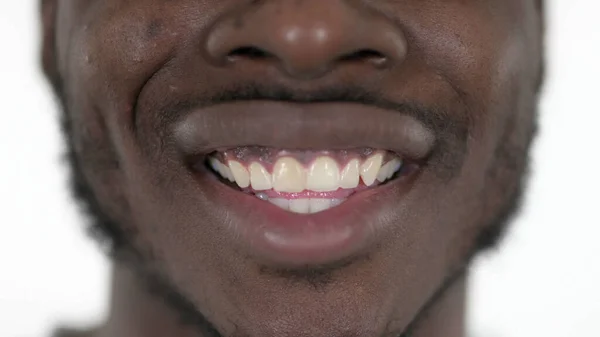 Közelkép a mosolygó ajkak alkalmi afrikai férfi — Stock Fotó