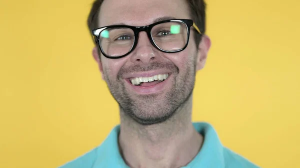 Close Up of Smiling Casual Man in Glasses, Yellow Background — Stock Photo, Image