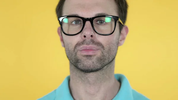 Nahaufnahme des Gesichts eines lässigen Mannes mit Brille, gelbem Hintergrund — Stockfoto