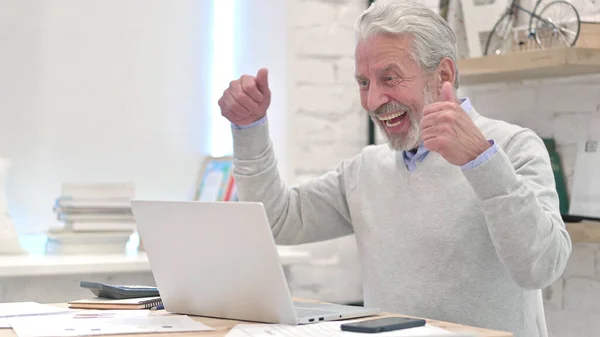 Vieil homme âgé célébrant le succès du projet — Photo