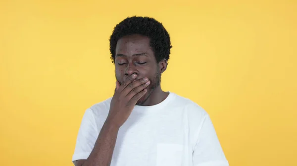 Bostezando ocasional africano hombre aislado en amarillo fondo —  Fotos de Stock