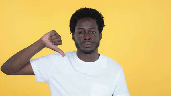 Casual afrikanska Man gestikulerande tummen ner isolerad på gul bakgrund — Stockfoto