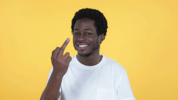 Casual African Man visar mitten Finger Isolerad på gul bakgrund — Stockfoto