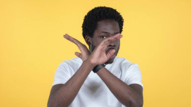 Sıradan Afrikalı Adam Reddetme Teklifi Sarı Arkaplanda İzole Edildi