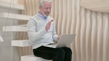 Video Sohbeti sırasında Yaşlı Adam konuşuyor, Merdivende Oturuyor