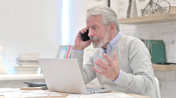 Angry Senior Old Man Se battre au téléphone, Négocier — Photo