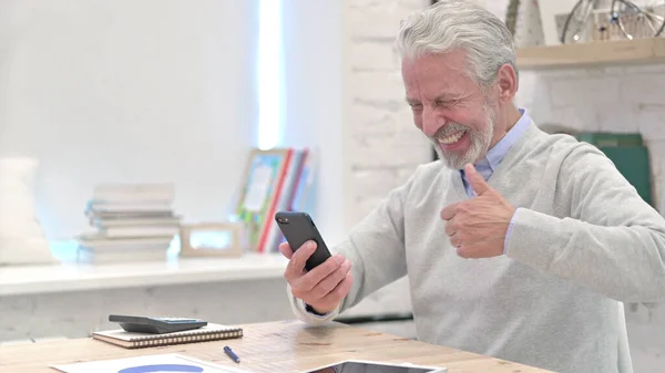 Vieil homme âgé célébrant le succès sur Smartphone — Photo