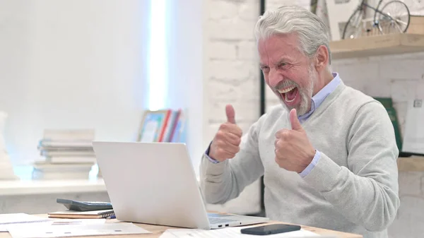 Vieil homme âgé excité célébrant le succès sur ordinateur portable — Photo