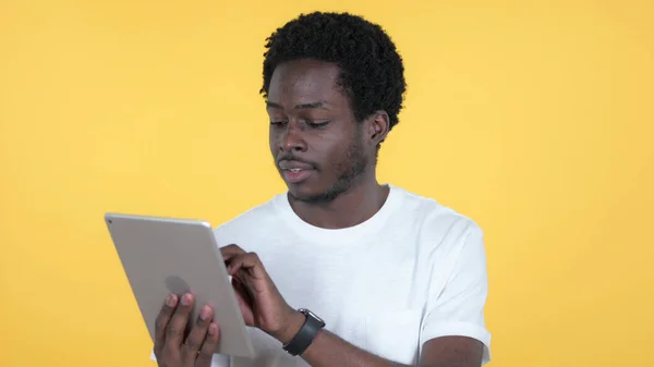 Homem Africano Casual Navegação Internet, Usando Tablet — Fotografia de Stock
