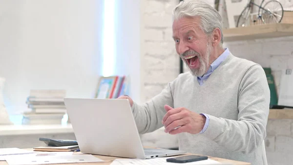 Vieil homme âgé acclamant le succès au travail — Photo